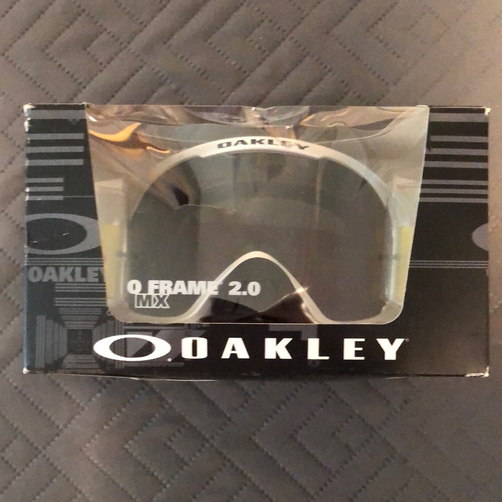 These Oakley ski goggles are in new condition.